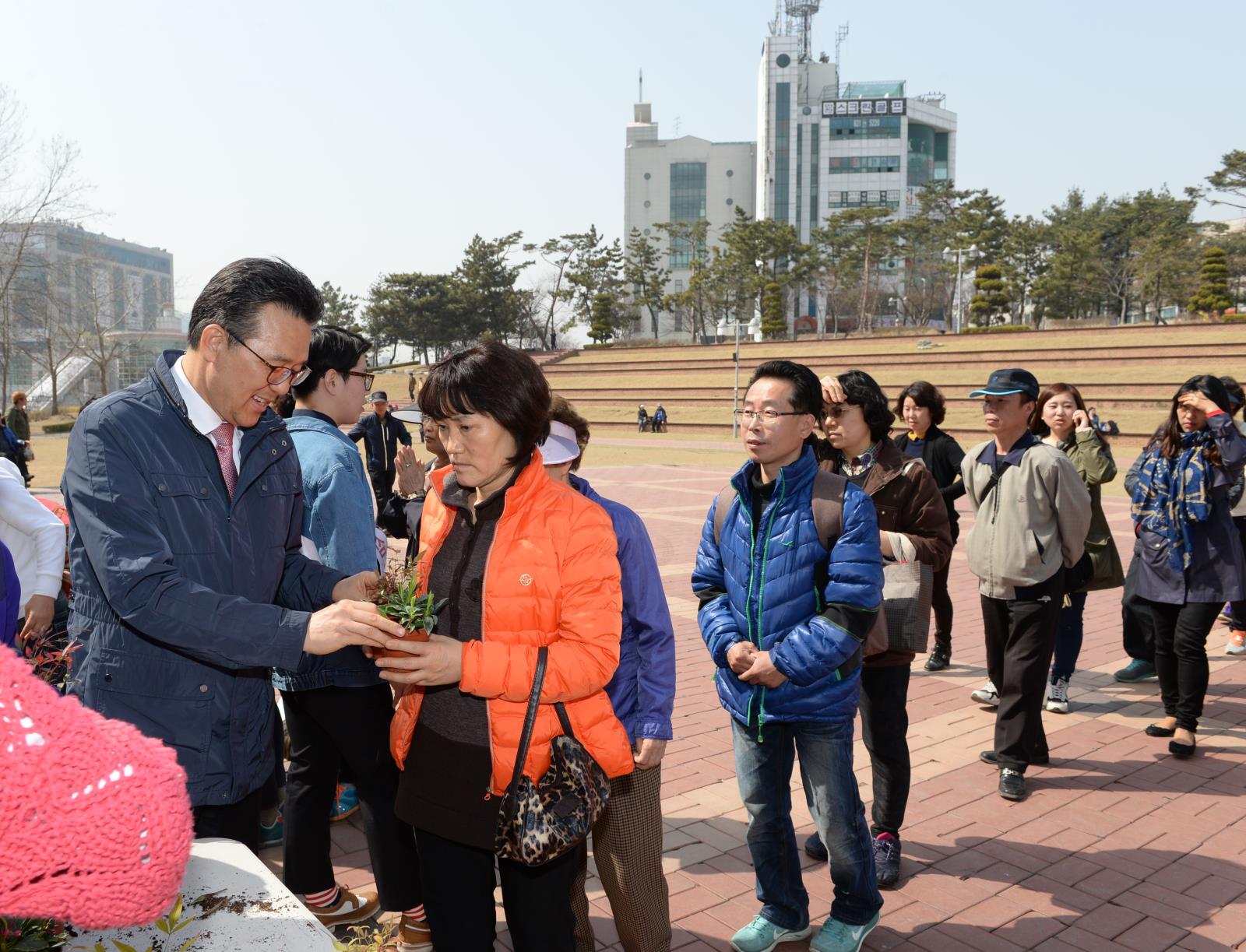 나무 나누어 주기행사의 1번째 이미지