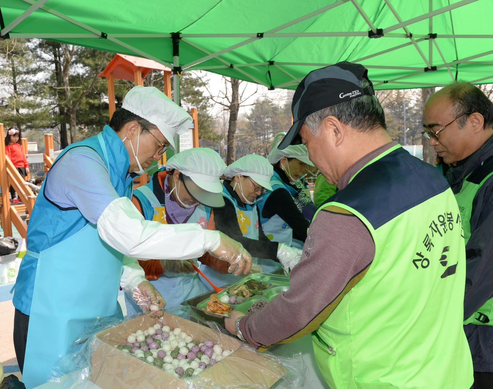 사랑의 밥차 자원봉사 참석의 2번째 이미지