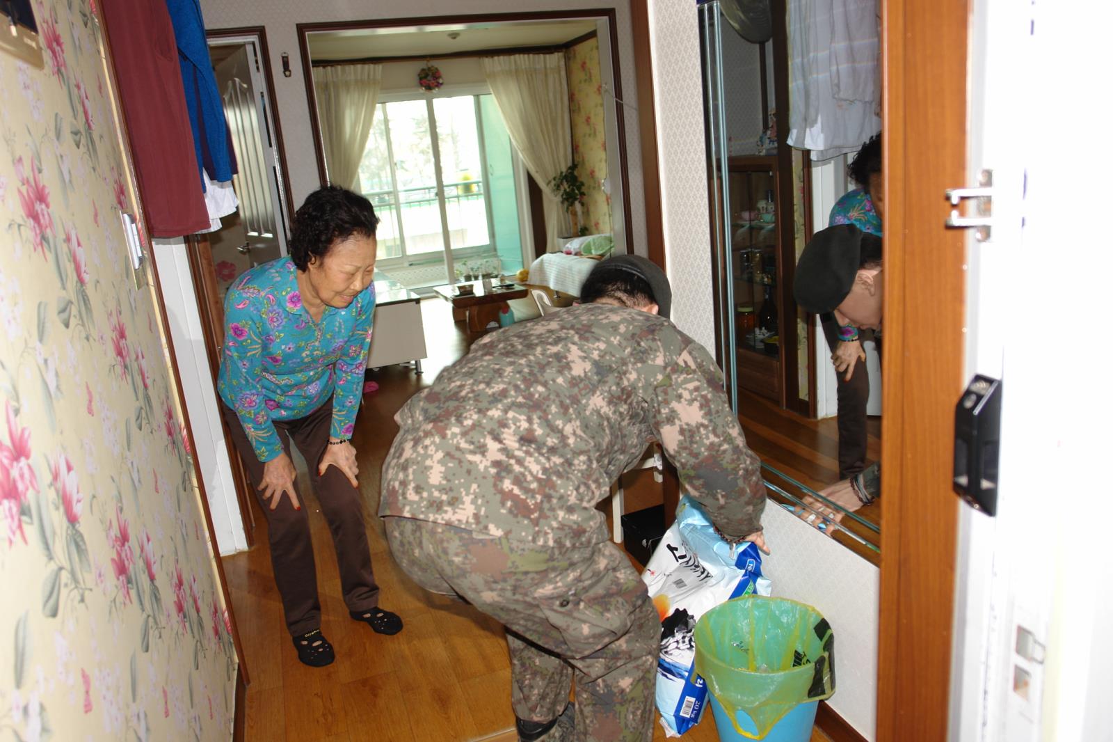 동춘2동 주민자치위원회 “사랑의 쌀” 전달의 2번째 이미지