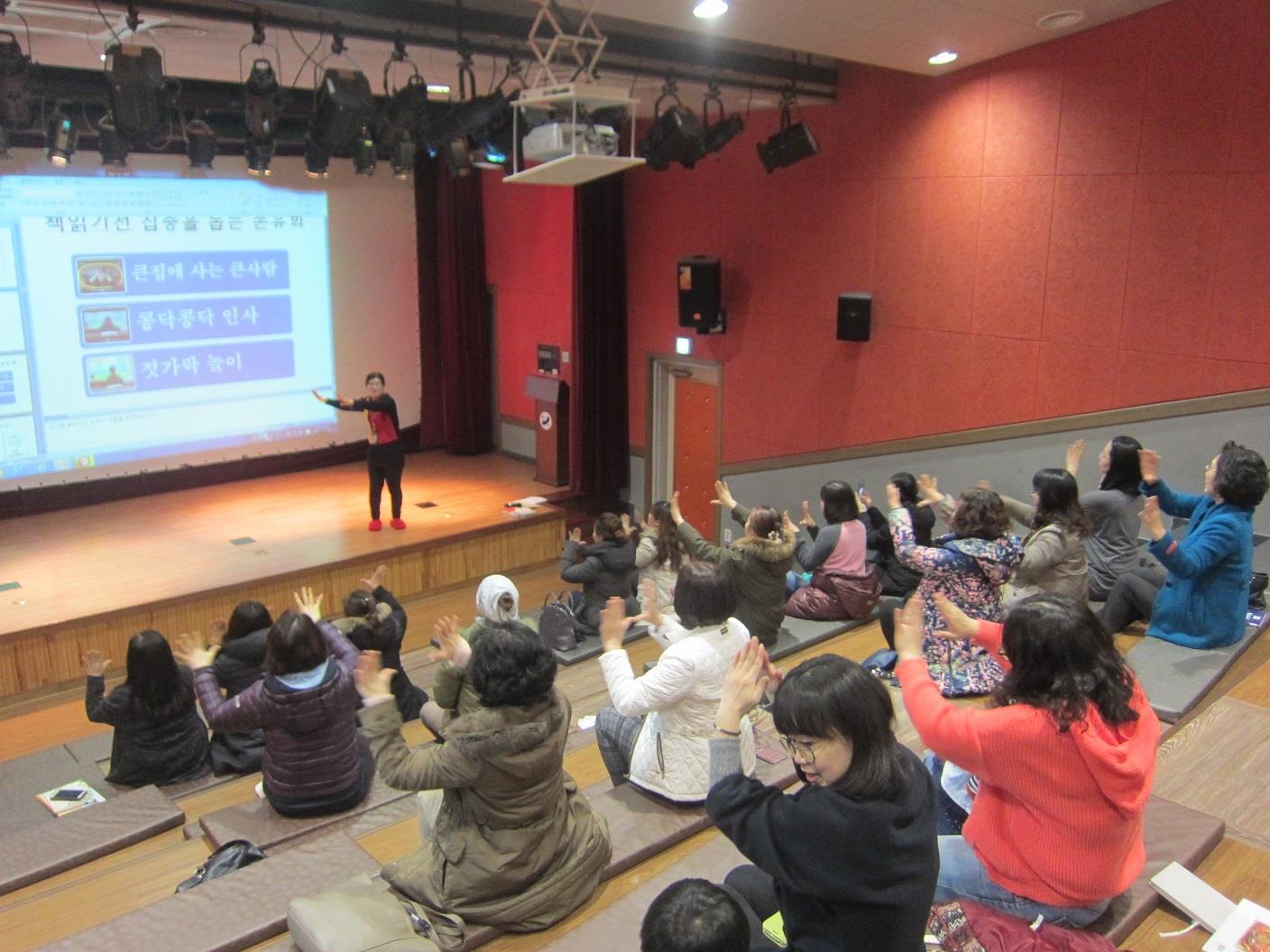 연수구립공공도서관“ 어머니 재능나눔 독서학교 ”사랑으로 책 읽어드립니다.의 1번째 이미지