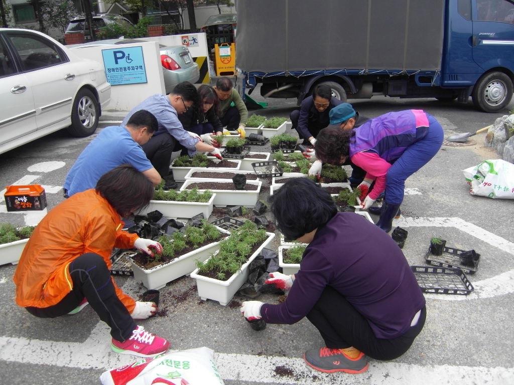 동춘1동 주민자치위원회, 봄맞이 우리동네 꽃밭가꾸기의 1번째 이미지