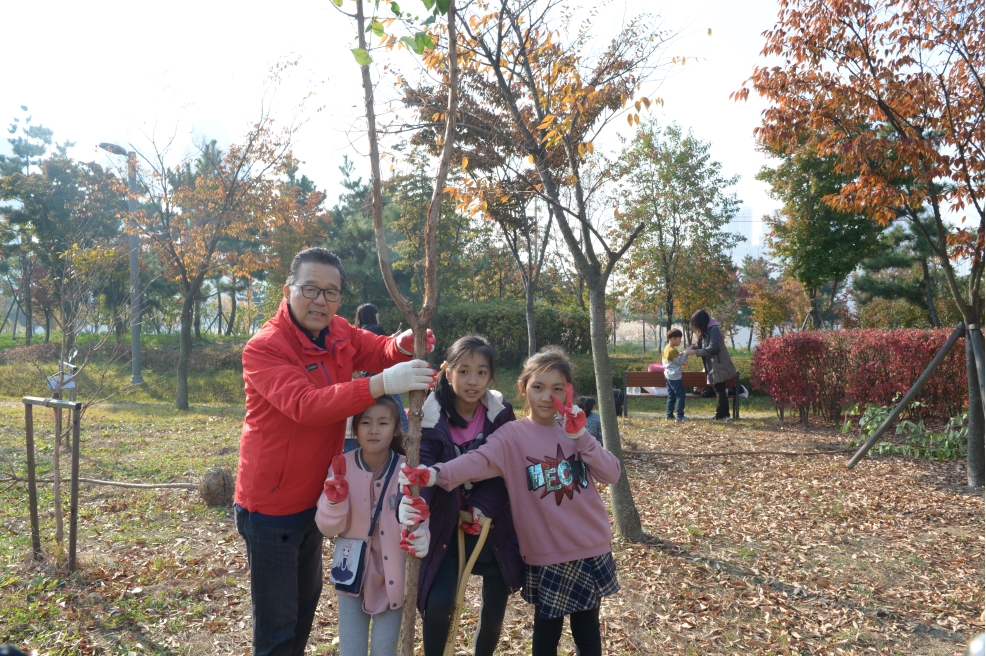 송도3동 내 나무 심고 가꾸기 행사의 1번째 이미지