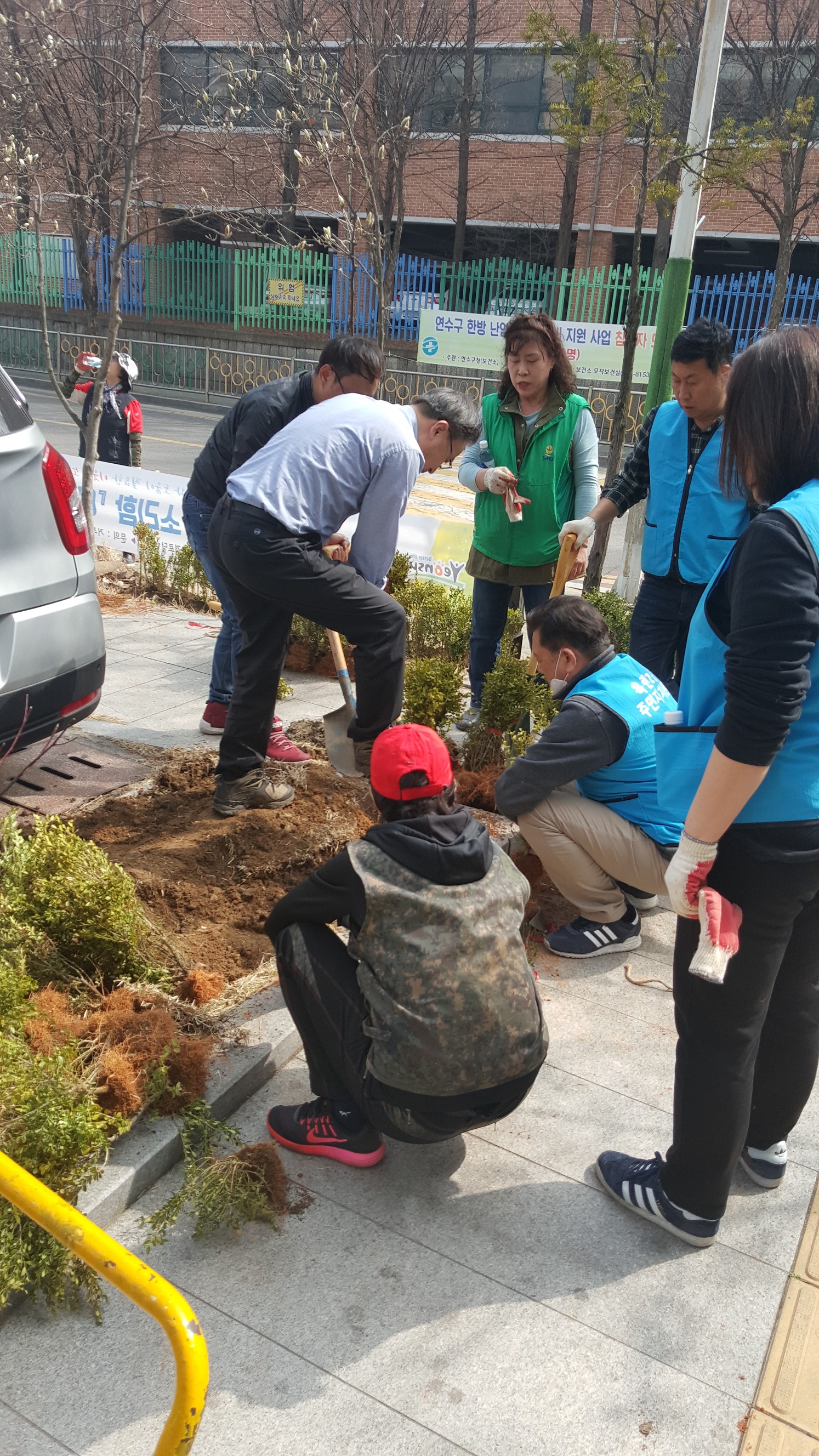 옥련2동 식목일 기념 자생단체 연합 나무심기의 1번째 이미지