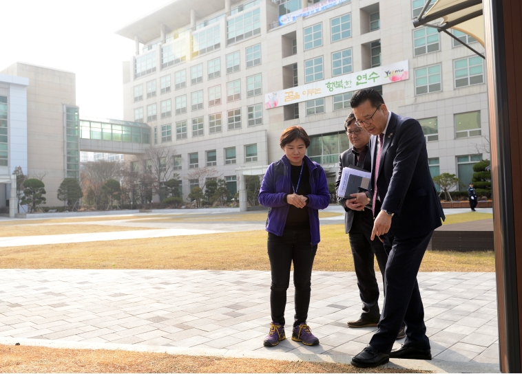 지난달 30일 인천 연수구 연수구청 앞 한마음광장에서 이재호 연수구청장이 가족들이 함께 찾을 수 있는 장소로 활용하기 위해 잔디 상황 등을 살펴보며 점검을 하고 있다.연수구 제공
