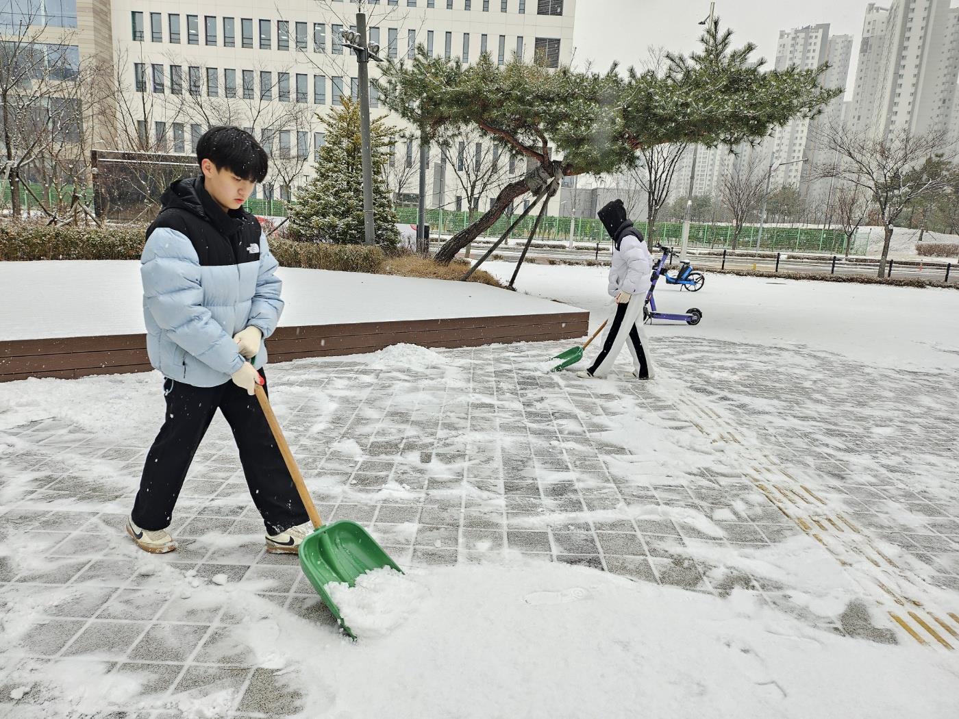 (연수구자원봉사센터) 대한민국 온기나눔 그린상륙작전V 청소년 지역사회 눈 치우기 활동의 1번째 이미지