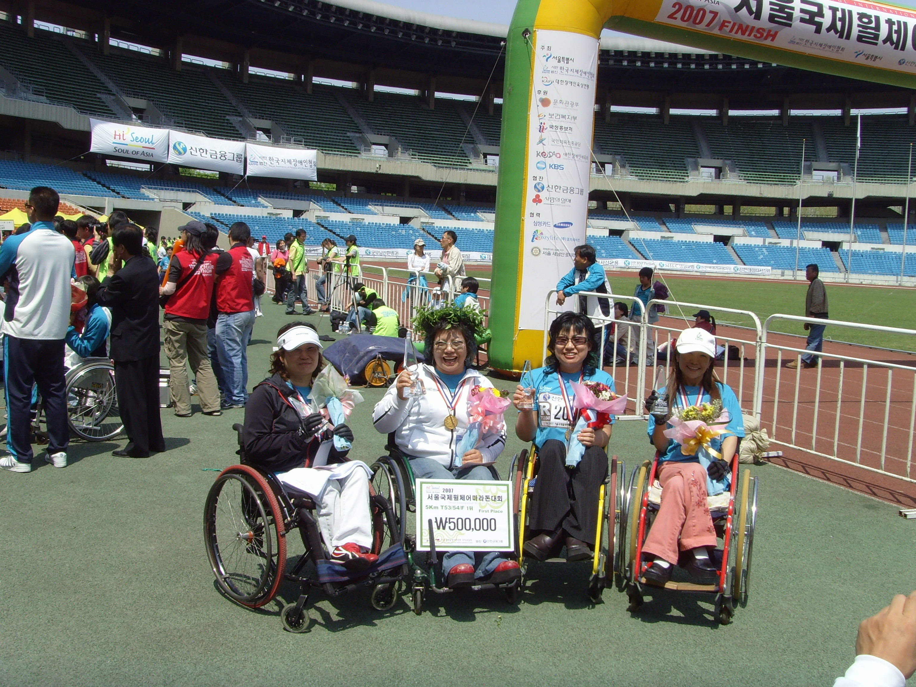 2007년 서울국제휠체어마라톤대회에서 우승하고 왔습니다.의 2번째 이미지