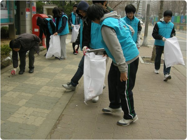 옥련1동 동자원봉사센터 관내 청소년들과 새싹공원 환경정화활동 및 월례회의 실시의 1번째 이미지